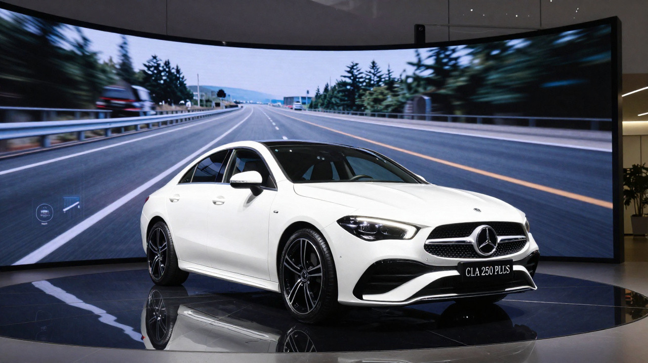 Carro Mercedes CLA 250 Plus branco em exposição com fundo de estrada curva digital.