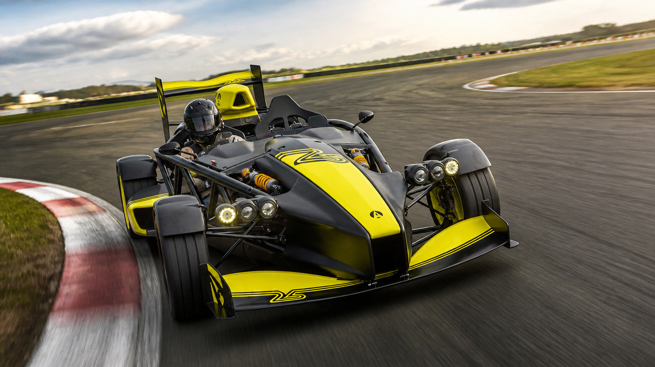 Carro esportivo amarelo e preto em alta velocidade em curva de pista de corrida com piloto de capacete.