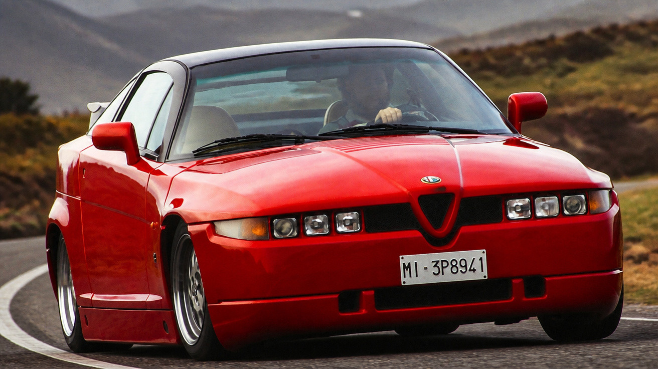 Carro esportivo vermelho Alfa Romeo segurando curva em estrada sinuosa com paisagem montanhosa ao fundo.