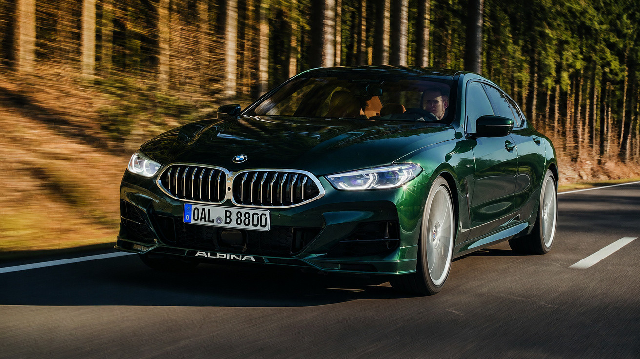 Carro esportivo BMW Alpina verde escuro trafegando em estrada cercada por árvores.