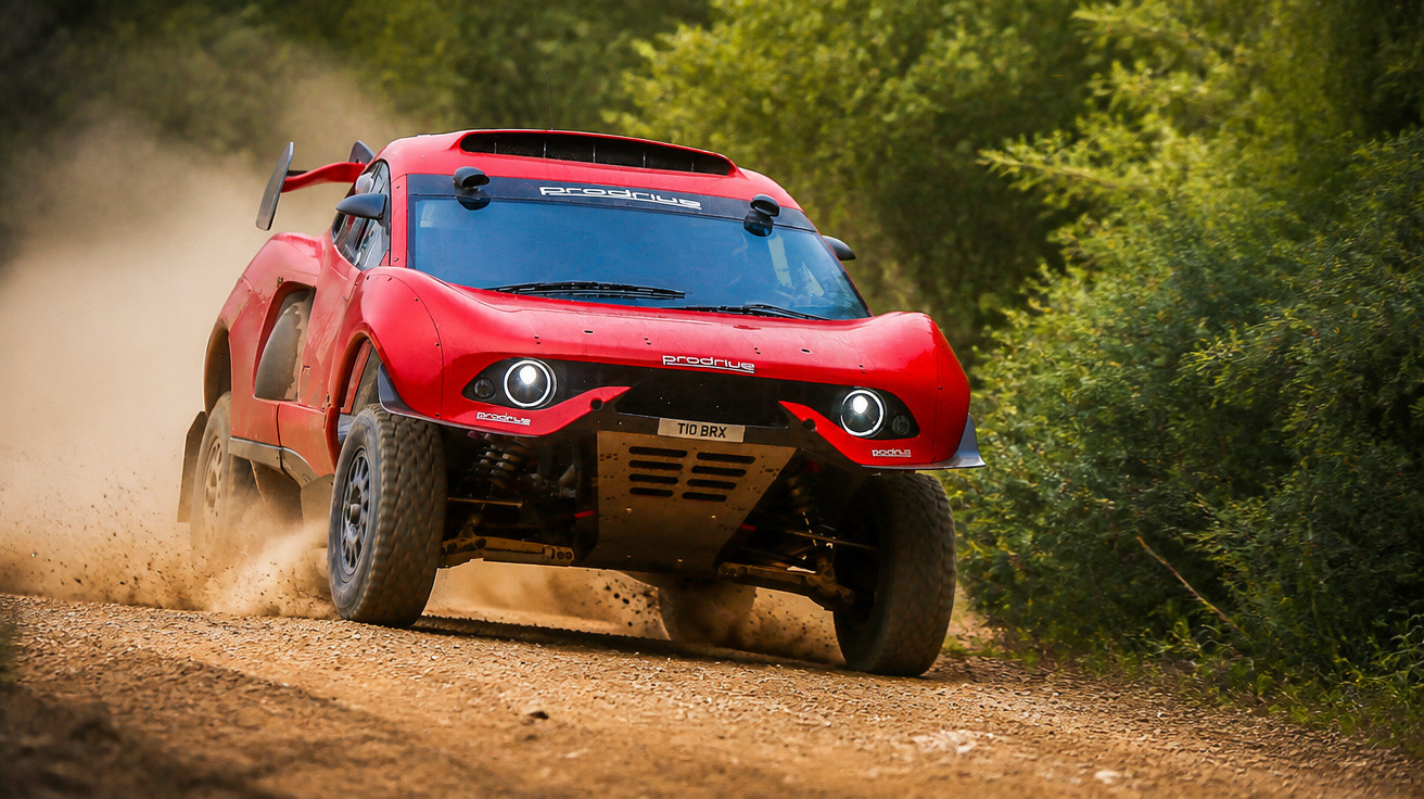 Carro de rali vermelho em alta velocidade levantando poeira em estrada de terra cercada por vegetação verde.