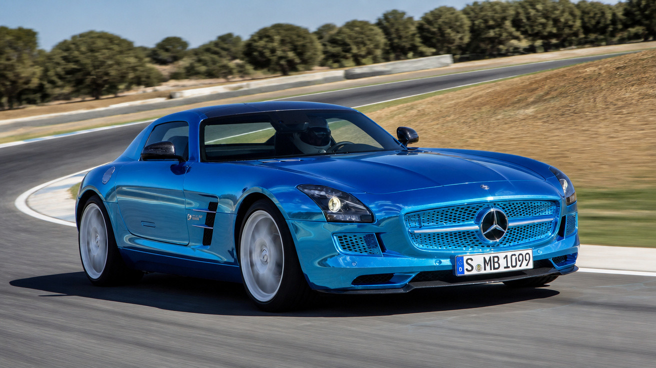 Carro esportivo azul Mercedes-Benz em pista de corrida curva com motorista usando capacete.
