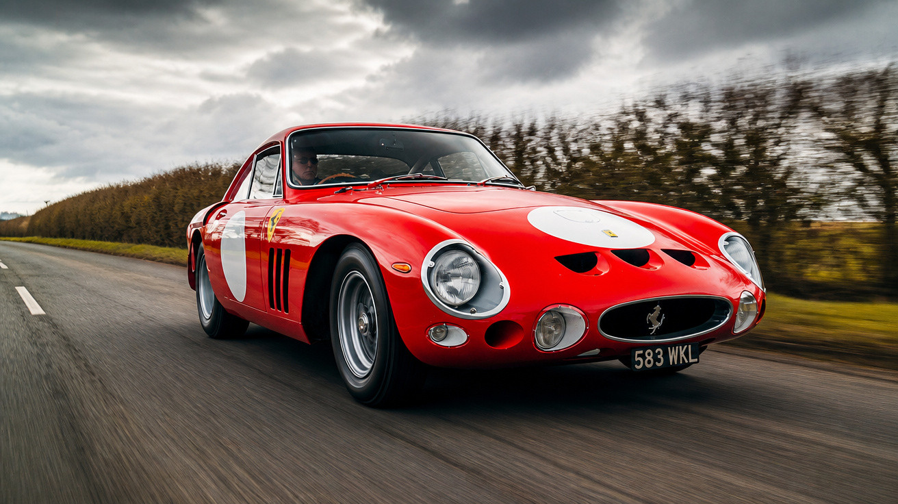 Carro esportivo vermelho clássico Ferrari em alta velocidade em estrada asfaltada com céu nublado.