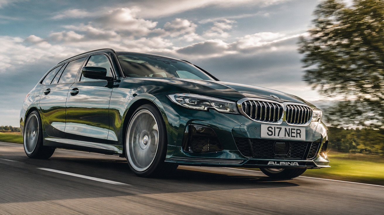 Carro esportivo BMW Alpina preto em movimento em estrada sob céu com nuvens.