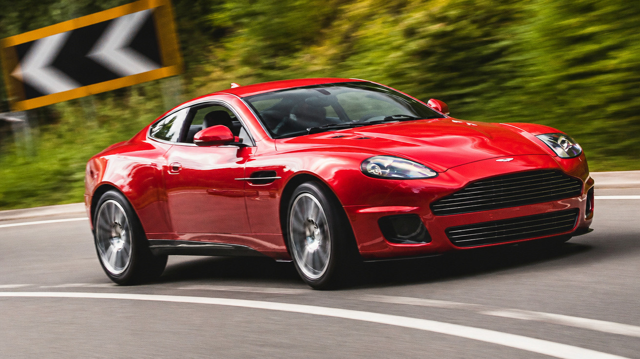 Carro esportivo vermelho em alta velocidade fazendo curva em estrada asfaltada com vegetação ao fundo.