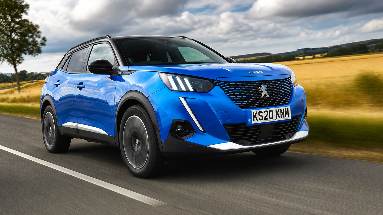 Carro SUV azul Peugeot 2008 em movimento em estrada asfaltada com campo ao fundo.