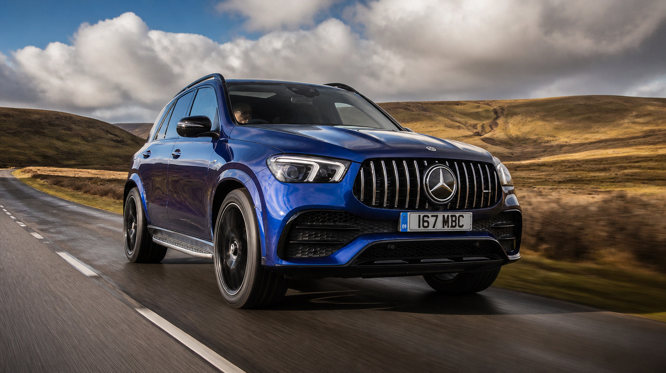 Carro SUV Mercedes-Benz azul trafegando em estrada cercada por colinas sob céu nublado.