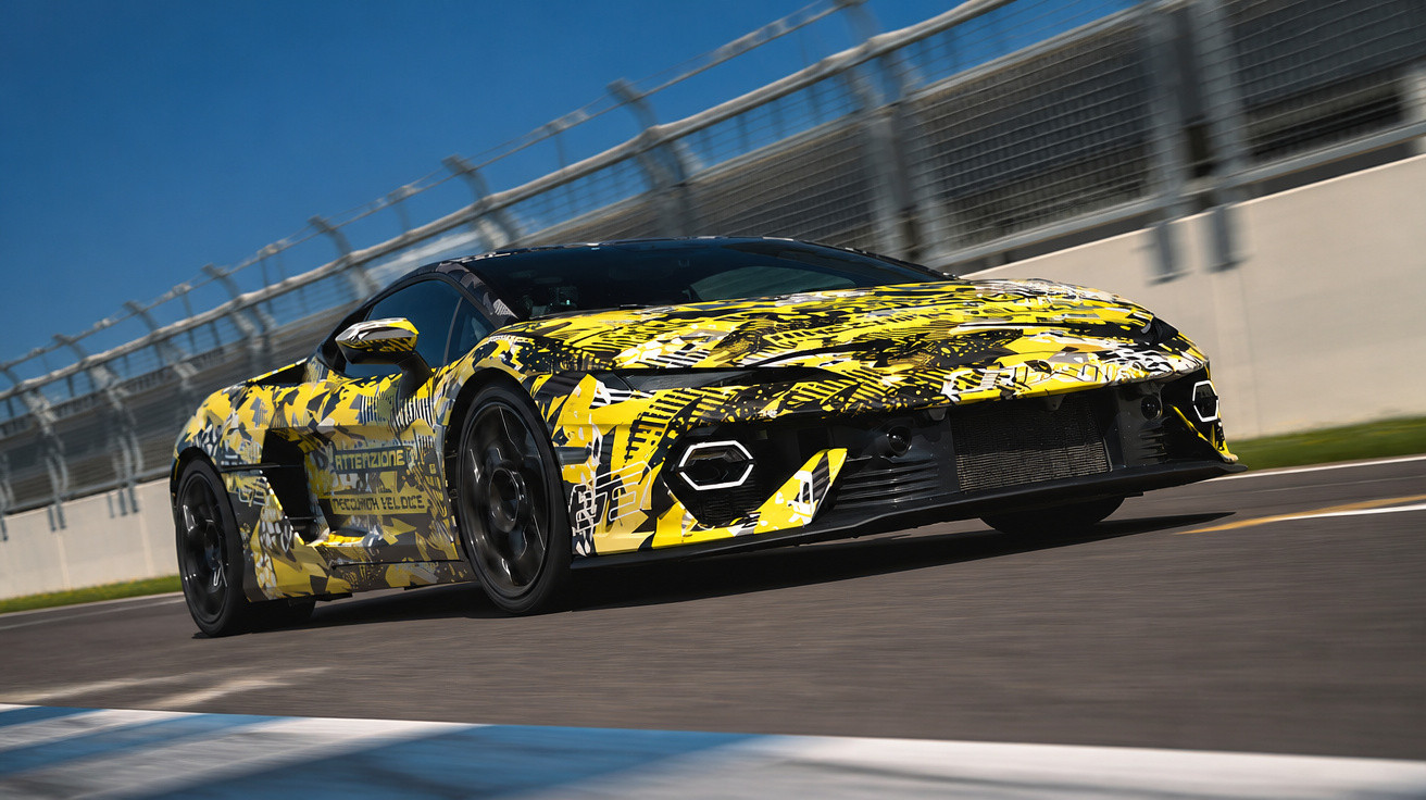 Carro esportivo camuflado amarelo e preto em alta velocidade em pista de corrida sob céu azul.