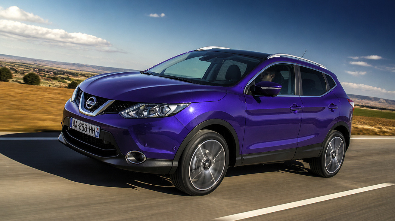 Carro SUV Nissan roxo em movimento numa estrada com paisagem de campo ao fundo e céu azul com nuvens.