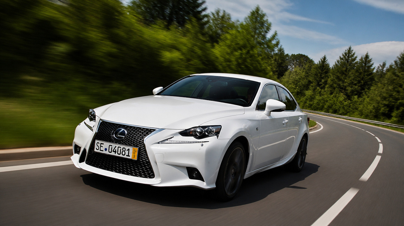 Carro branco da marca Lexus em movimento em estrada sinuosa cercada por árvores verdes.