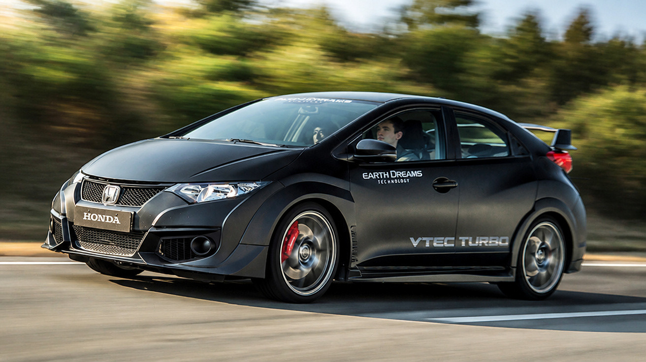 Carro esportivo preto Honda Civic em alta velocidade em estrada, com detalhes VTEC Turbo.