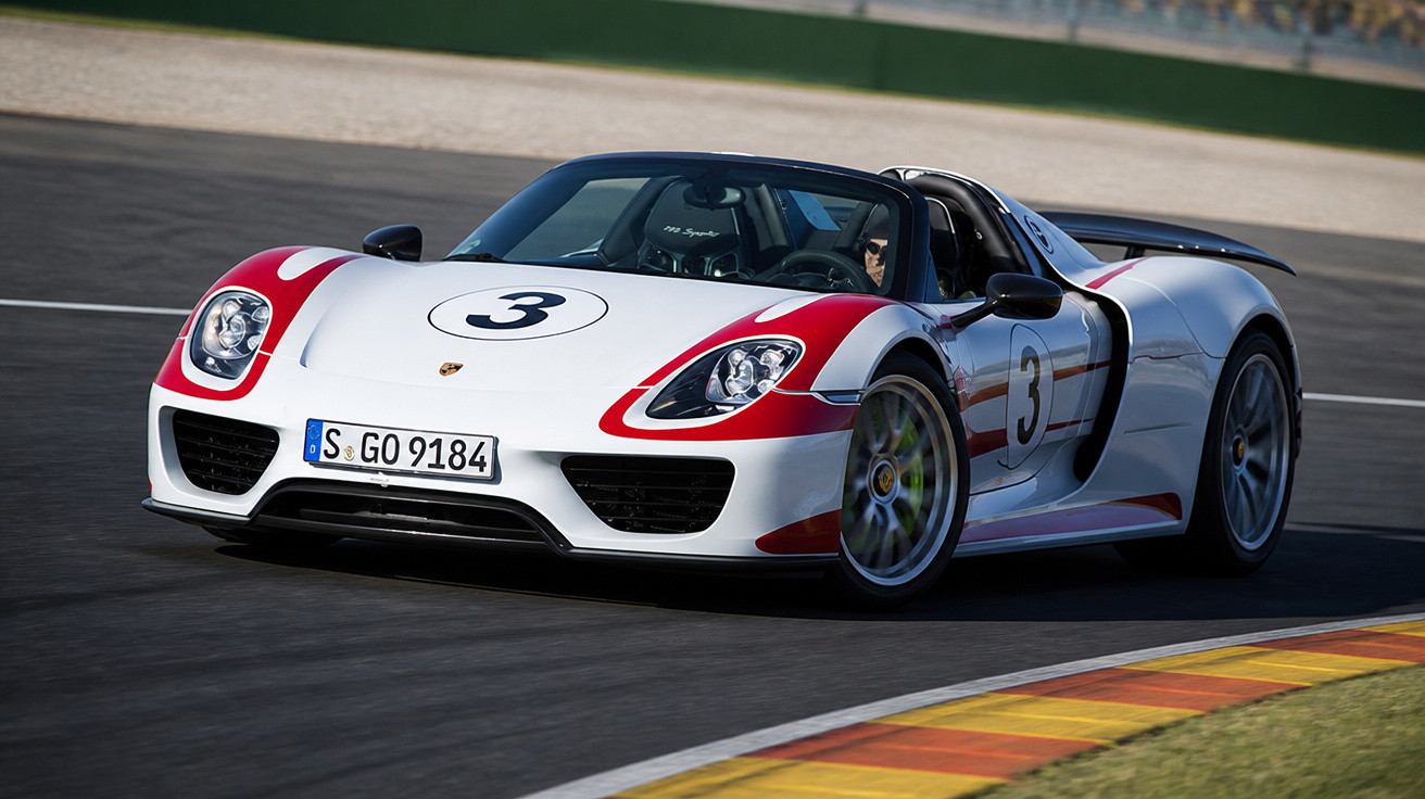 Carro esportivo branco com detalhes vermelhos e número 3 em pista de corrida.