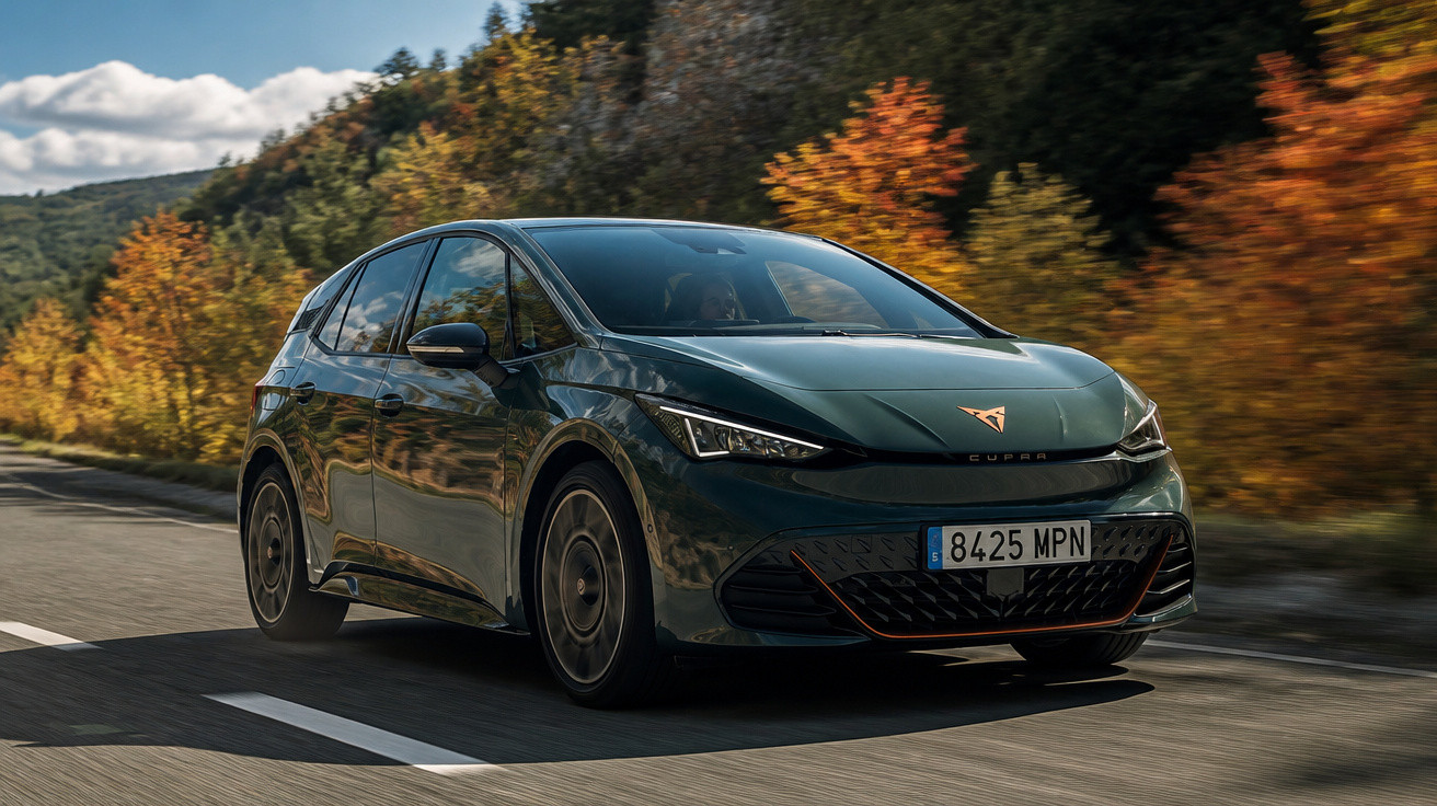Carro esportivo elétrico verde escuro da marca Cupra circulando em estrada com árvores de outono ao fundo.
