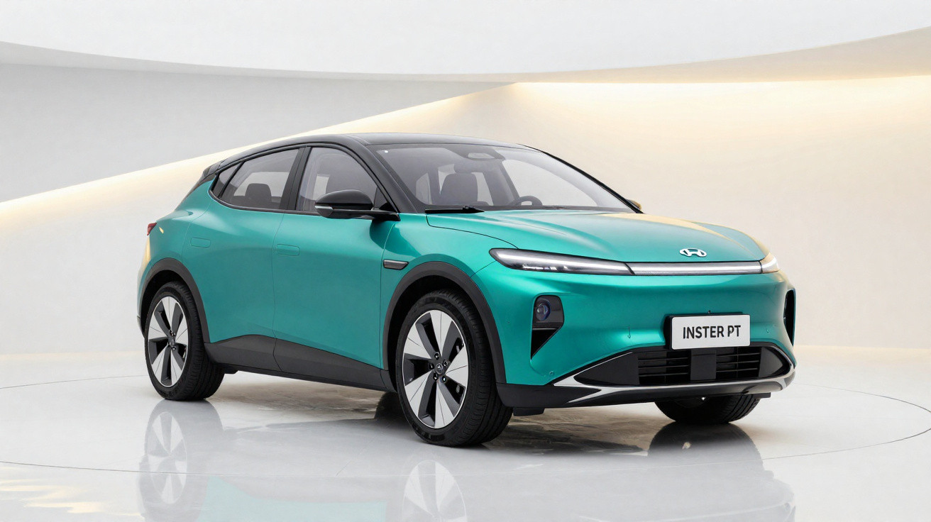 Carro elétrico verde azulado em estúdio com fundo branco e detalhes pretos, modelo INSTER PT.