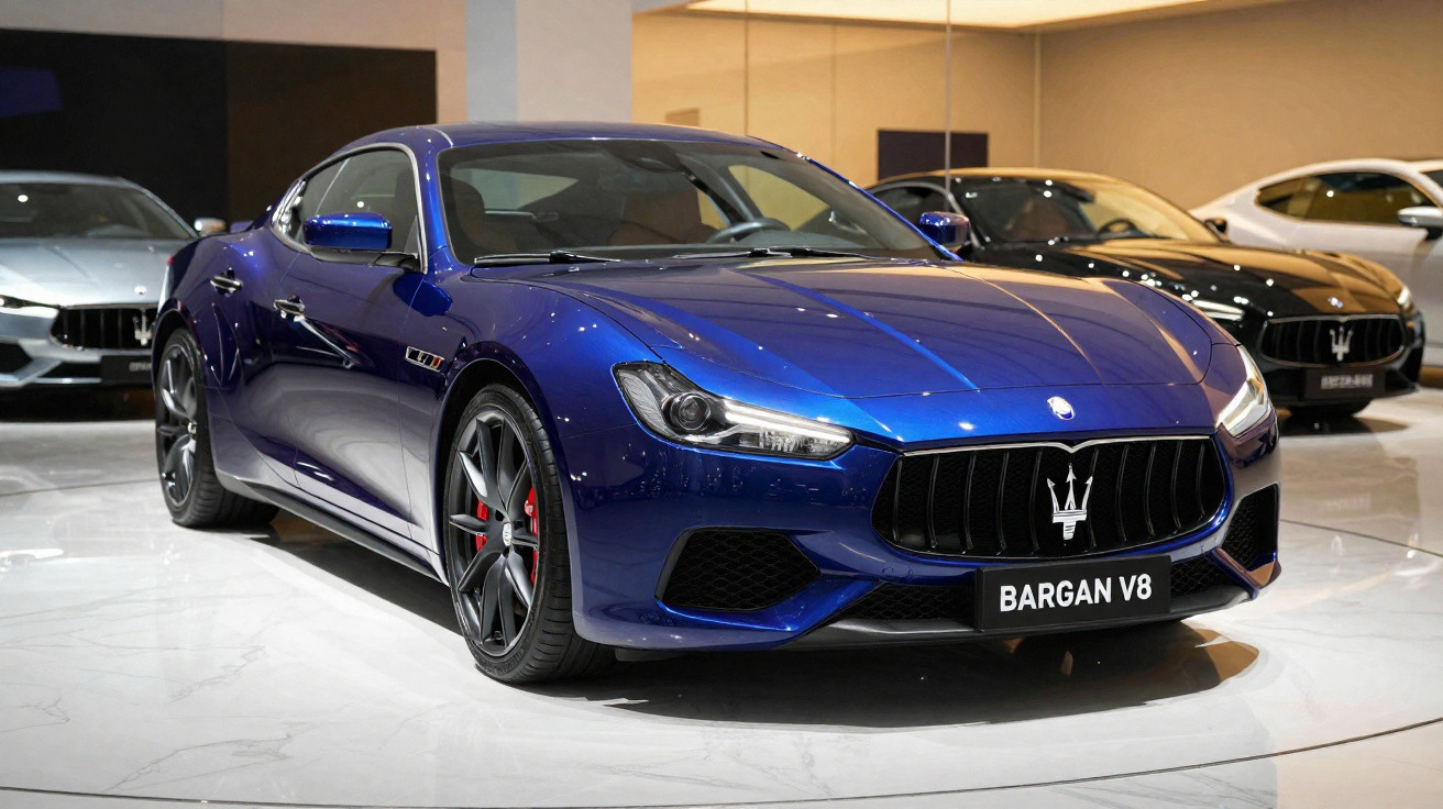 Carro esportivo azul Maserati BARGAN V8 em exposição com outros carros de luxo ao fundo.