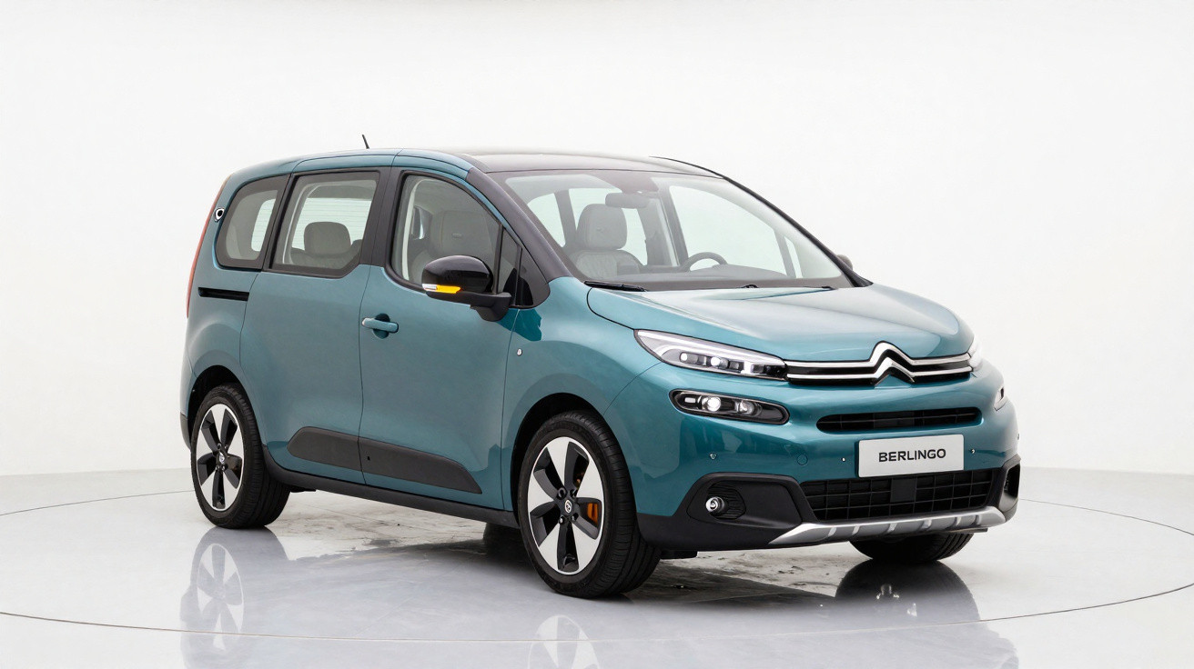 Carro Citroën Berlingo azul com detalhes em preto, visto de frente em estúdio branco.