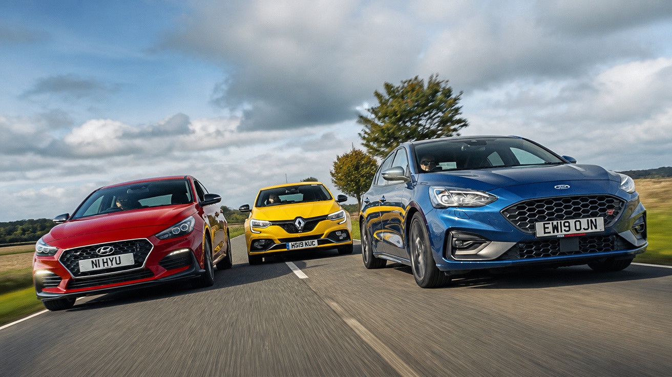 Três carros esportivos na estrada sob céu nublado, vermelho, amarelo e azul, em movimento.