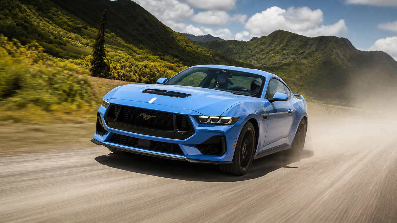 Carro esportivo azul Ford Mustang em alta velocidade em estrada de terra com montanhas ao fundo.