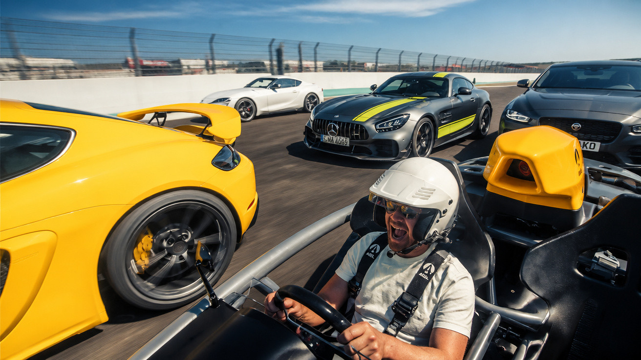 Homem com capacete dirigindo carro de corrida aberto em pista com outros carros esportivos ao redor.