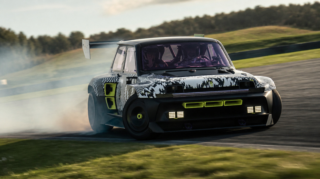 Carro de corrida moderno e estilizado fazendo curva em pista, com fumaça saindo dos pneus traseiros.