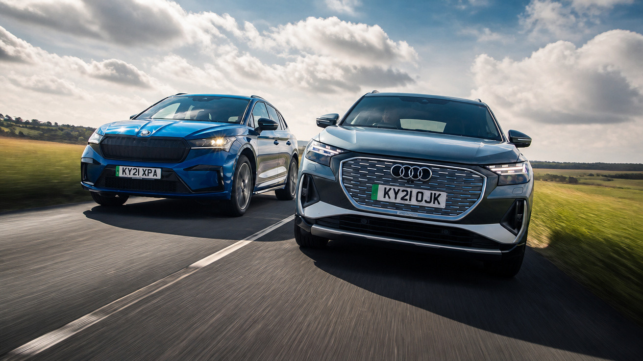 Dois SUVs elétricos, um Audi cinza e um Skoda azul, dirigindo lado a lado em uma estrada rural.