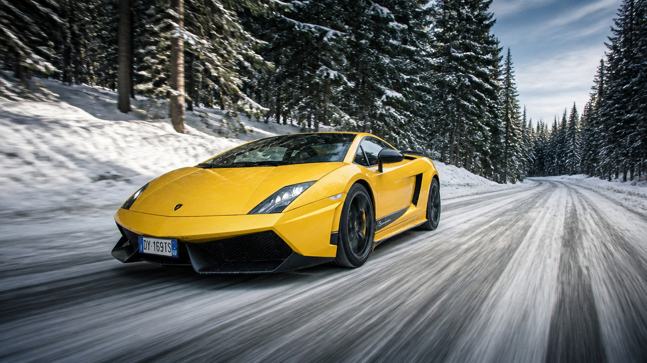 Carro esportivo amarelo dirigindo em estrada coberta de neve cercada por pinheiros nevados.