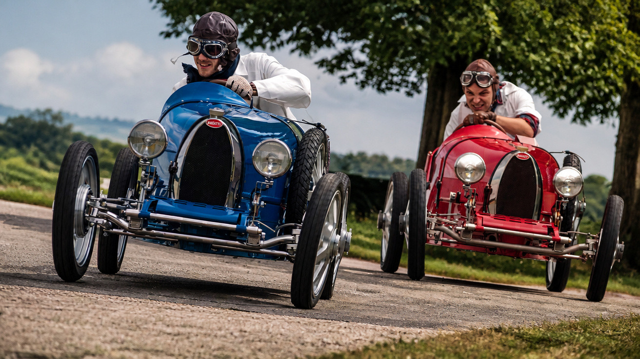 Dois homens pilotam carros antigos de corrida, um azul e outro vermelho, em estrada rural com árvores ao fundo.