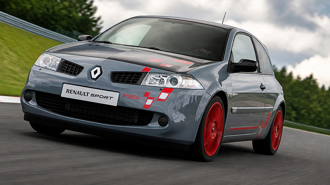 Carro esportivo Renault Sport cinza com rodas vermelhas em alta velocidade em pista de corrida.