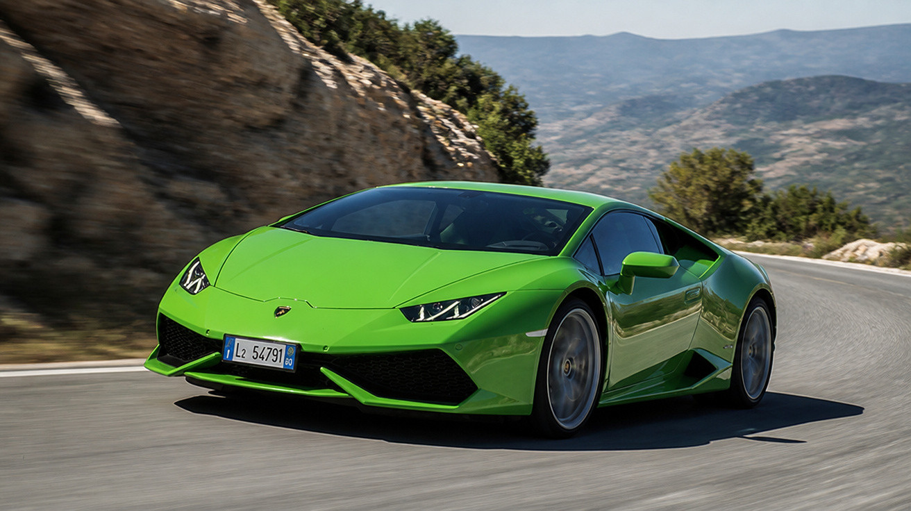 Carro esportivo verde Lamborghini dirigindo em estrada sinuosa com montanhas ao fundo.