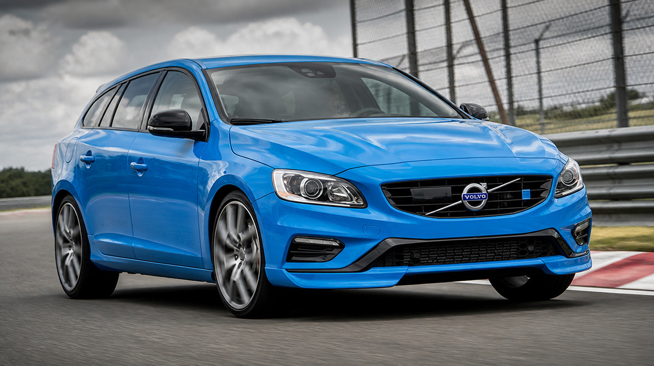 Carro esportivo Volvo azul em pista de corrida, visto de frente em ângulo.